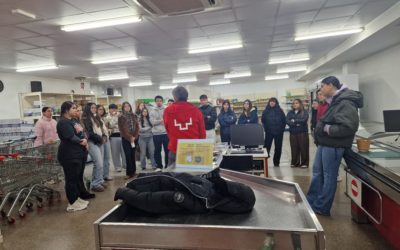 Alumnes de 1r CFGS de Dietètica visiten el Banc Aliments de la Creu Roja de Terrassa